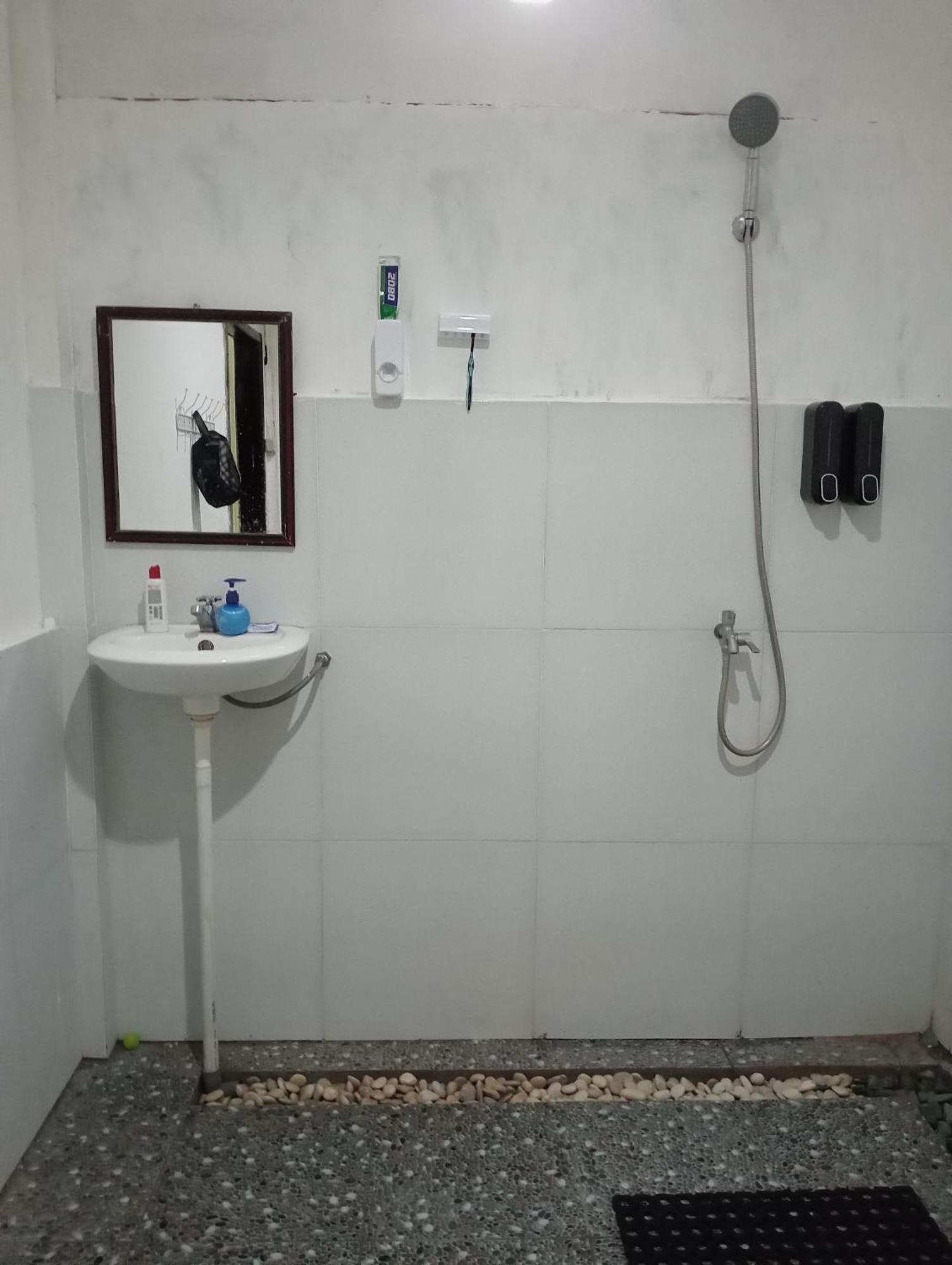 The Daun Puntik Homestay Pemenang 外观 照片